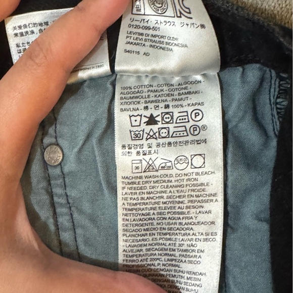 Levi's Black Jean Shorts with Frayed Hem
#1123 - Picture 5 of 9